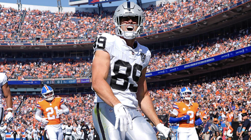 Brock Bowers scoring a touchdown versus Denver Broncos
