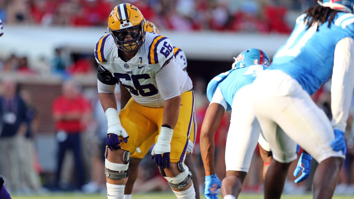 College football offensive linemen practicing together