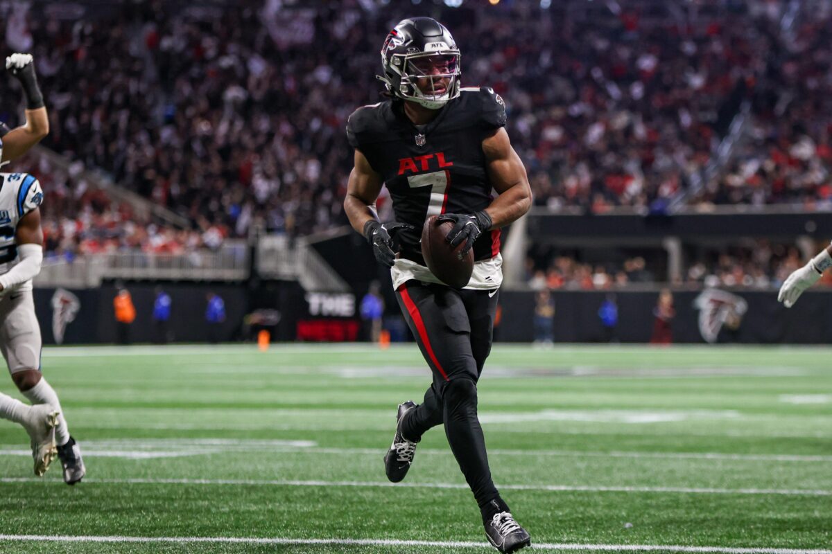 Running back carrying the ball in an American football game