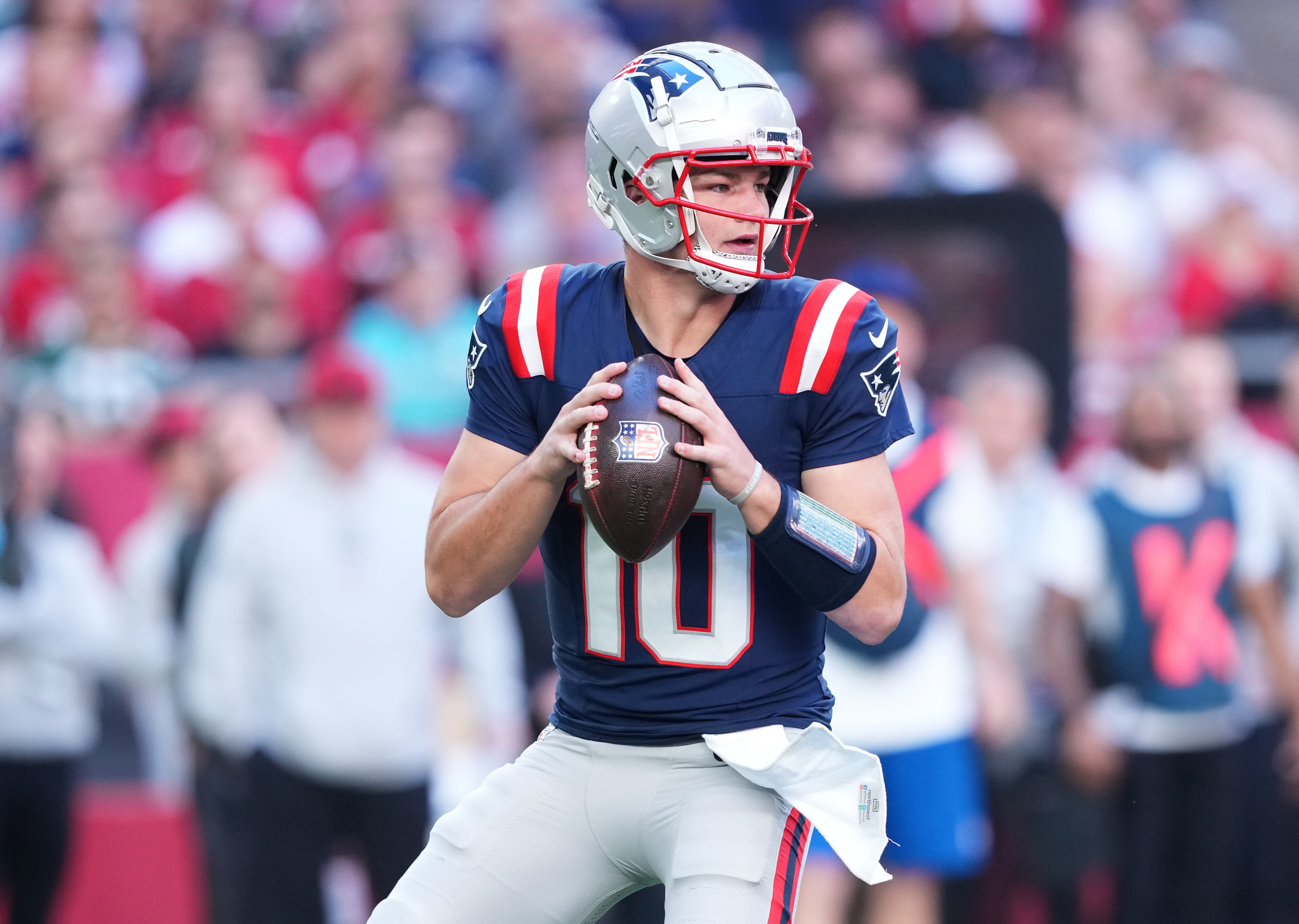 Quarterback reading a defender during a run-pass option mesh