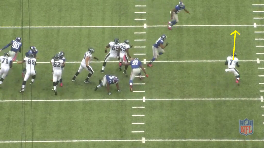 Quarterback executing a read-option running concept